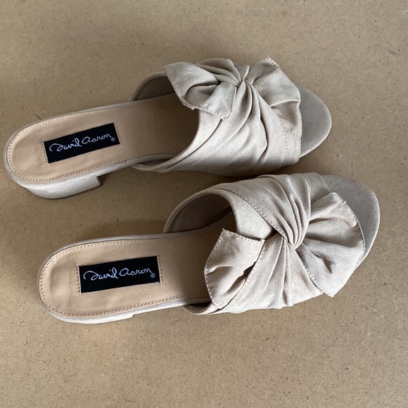 David Aaron Tan Fabric Sandals. Like new. Size 10 - Picture 2 of 9